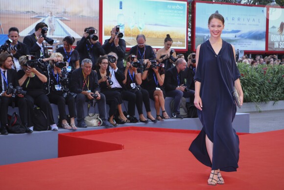 Paula Beer, Prix du meilleur espoir dans Frantz de François Ozon, lors de la cérémonie de clôture et de palmarès de la 73e Mostra de Venise le 10 septembre 2016.