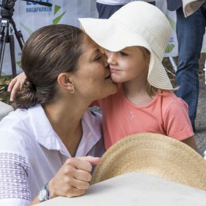 La princesse Victoria et la princesse Estelle de Suède en plein instant tendresse lors de la Journée des Sports et à la course annuelle organisée par le prince Daniel, dans le parc Haga à Stockholm le 11 septembre 2016.