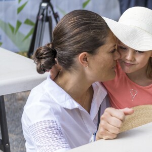 La princesse Victoria et la princesse Estelle de Suède en plein instant tendresse lors de la Journée des Sports et à la course annuelle organisée par le prince Daniel, dans le parc Haga à Stockholm le 11 septembre 2016.