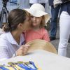 La princesse Victoria et la princesse Estelle de Suède en plein instant tendresse lors de la Journée des Sports et à la course annuelle organisée par le prince Daniel, dans le parc Haga à Stockholm le 11 septembre 2016.