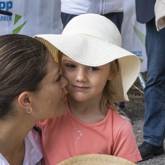 La princesse Victoria et la princesse Estelle de Suède en plein instant tendresse lors de la Journée des Sports et à la course annuelle organisée par le prince Daniel, dans le parc Haga à Stockholm le 11 septembre 2016.