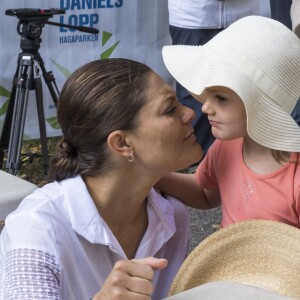 La princesse Victoria et la princesse Estelle de Suède en plein instant tendresse lors de la Journée des Sports et à la course annuelle organisée par le prince Daniel, dans le parc Haga à Stockholm le 11 septembre 2016.