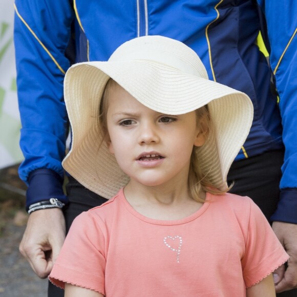 La princesse Victoria et la princesse Estelle de Suède, lookée avec son chapeau, ont assisté à la Journée des Sports et à la course annuelle organisée par le prince Daniel, dans le parc Haga à Stockholm le 11 septembre 2016.