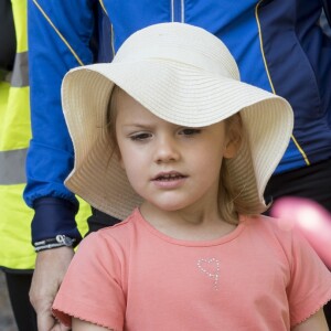 La princesse Victoria et la princesse Estelle de Suède, lookée avec son chapeau, ont assisté à la Journée des Sports et à la course annuelle organisée par le prince Daniel, dans le parc Haga à Stockholm le 11 septembre 2016.