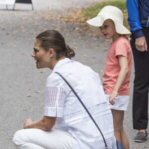 La princesse Victoria et la princesse Estelle de Suède, lookée avec son chapeau, ont assisté à la Journée des Sports et à la course annuelle organisée par le prince Daniel, dans le parc Haga à Stockholm le 11 septembre 2016.