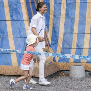 La princesse Victoria et la princesse Estelle de Suède, lookée avec son chapeau, ont assisté à la Journée des Sports et à la course annuelle organisée par le prince Daniel, dans le parc Haga à Stockholm le 11 septembre 2016.