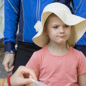 La princesse Victoria et la princesse Estelle de Suède, lookée avec son chapeau, ont assisté à la Journée des Sports et à la course annuelle organisée par le prince Daniel, dans le parc Haga à Stockholm le 11 septembre 2016.