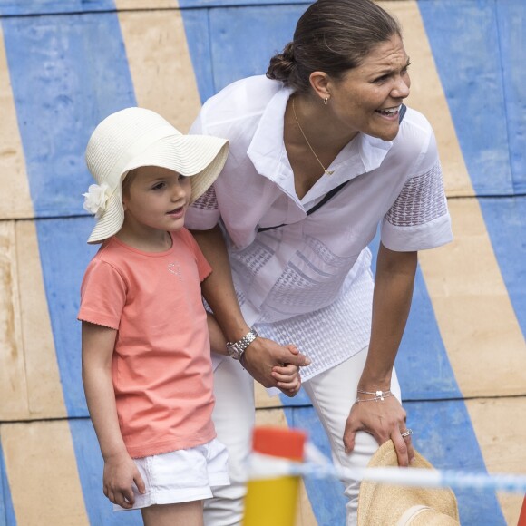 La princesse Victoria et la princesse Estelle de Suède, lookée avec son chapeau, ont assisté à la Journée des Sports et à la course annuelle organisée par le prince Daniel, dans le parc Haga à Stockholm le 11 septembre 2016.