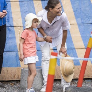 La princesse Victoria et la princesse Estelle de Suède, lookée avec son chapeau, ont assisté à la Journée des Sports et à la course annuelle organisée par le prince Daniel, dans le parc Haga à Stockholm le 11 septembre 2016.