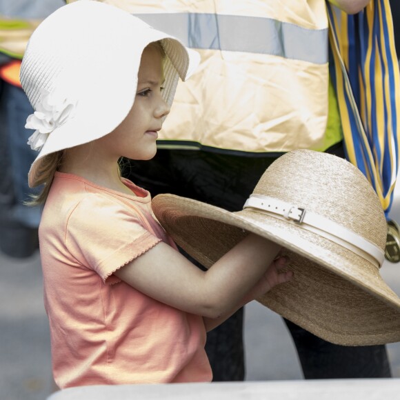 La princesse Victoria et la princesse Estelle de Suède, lookée avec son chapeau, ont assisté à la Journée des Sports et à la course annuelle organisée par le prince Daniel, dans le parc Haga à Stockholm le 11 septembre 2016.