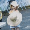 La princesse Estelle, passion chapeaux ! La princesse Victoria et la princesse Estelle de Suède, lookée avec son chapeau, ont assisté à la Journée des Sports et à la course annuelle organisée par le prince Daniel, dans le parc Haga à Stockholm le 11 septembre 2016.