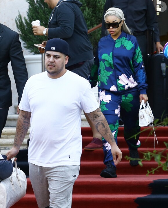 Blac Chyna enceinte et son fiancé Rob Kardashian quittent leur hôtel à Miami. Blac Chyna s'arrête un moment pour faire un selfie avec un fan. Le 14 mai 2016