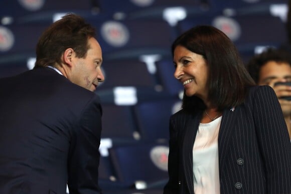 Anne Hidalgo et son mari Jean-Marc Germain  au match de Ligue des champions Psg contre Arsenal au Parc des Princes à Paris le 13 septembre 2016. © Cyril Moreau/Bestimage