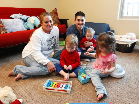 Thomas BEatie en famille le 6 mars 2011.