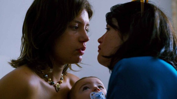 Adèle Exarchopoulos et Gemma Arterton nues dans un lit pour "Orpheline"
