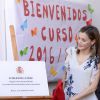 La reine Letizia d'Espagne a dévoilé une plaque commémorative alors qu'elle inaugurait officiellement l'année scolaire 2016-2017 à l'école Ginés Morata d'Almeria, en Andalousie, le 13 septembre 2016.