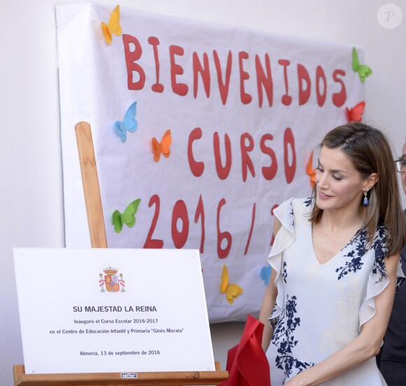 La reine Letizia d'Espagne a dévoilé une plaque commémorative alors qu'elle inaugurait officiellement l'année scolaire 2016-2017 à l'école Ginés Morata d'Almeria, en Andalousie, le 13 septembre 2016.