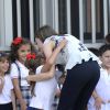 La reine Letizia d'Espagne a eu droit à plus d'un câlin alors qu'elle inaugurait officiellement l'année scolaire 2016-2017 à l'école Ginés Morata d'Almeria, en Andalousie, le 13 septembre 2016.