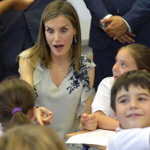 La reine Letizia d'Espagne très expressive lors de l'inauguration officielle de l'année scolaire 2016-2017 à l'école Ginés Morata d'Almeria, en Andalousie, le 13 septembre 2016.