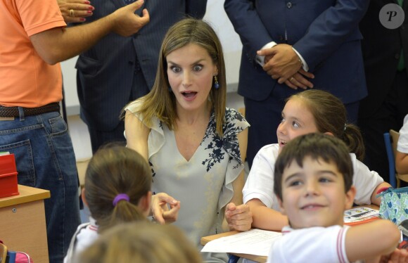 La reine Letizia d'Espagne très expressive lors de l'inauguration officielle de l'année scolaire 2016-2017 à l'école Ginés Morata d'Almeria, en Andalousie, le 13 septembre 2016.