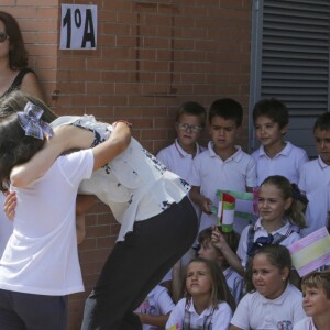 Et encore un câlin ! La reine Letizia d'Espagne inaugurait officiellement l'année scolaire 2016-2017 à l'école Ginés Morata d'Almeria, en Andalousie, le 13 septembre 2016.