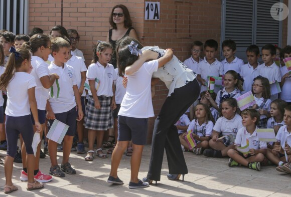 Et encore un câlin ! La reine Letizia d'Espagne inaugurait officiellement l'année scolaire 2016-2017 à l'école Ginés Morata d'Almeria, en Andalousie, le 13 septembre 2016.
