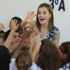 High five ! La reine Letizia d'Espagne inaugurait officiellement l'année scolaire 2016-2017 à l'école Ginés Morata d'Almeria, en Andalousie, le 13 septembre 2016.