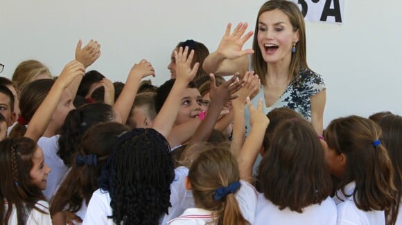 Letizia d'Espagne : Sourires et câlins, coqueluche des écoliers en Andalousie