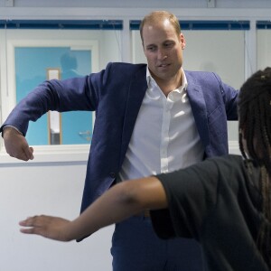 Le prince William, duc de Cambridge, danse (ou, du moins, essaye) lors de sa visite à la Caius House, un centre pour les jeunes à Londres dans le quartier de Battersea le 14 septembre 2016.