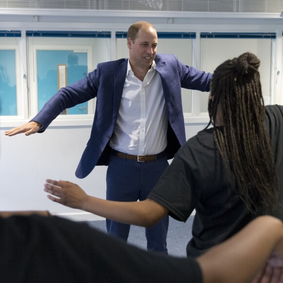 Le prince William, duc de Cambridge, danse (ou, du moins, essaye) lors de sa visite à la Caius House, un centre pour les jeunes à Londres dans le quartier de Battersea le 14 septembre 2016.