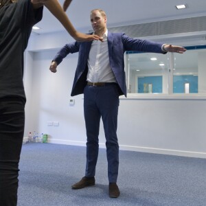 Le prince William, duc de Cambridge, danse (ou, du moins, essaye) lors de sa visite à la Caius House, un centre pour les jeunes à Londres dans le quartier de Battersea le 14 septembre 2016.