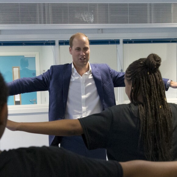 Le prince William, duc de Cambridge, danse (ou, du moins, essaye) lors de sa visite à la Caius House, un centre pour les jeunes à Londres dans le quartier de Battersea le 14 septembre 2016.