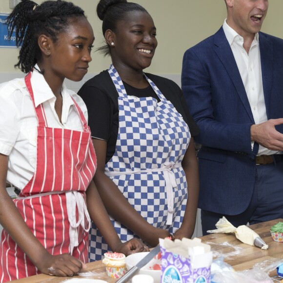Le prince William, duc de Cambridge, participe à un atelier décoration de cupcakes lors de sa visite à la Caius House, un centre pour les jeunes à Londres dans le quartier de Battersea le 14 septembre 2016.