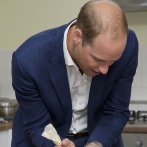 Le prince William, duc de Cambridge, participe à un atelier décoration de cupcakes lors de sa visite à la Caius House, un centre pour les jeunes à Londres dans le quartier de Battersea le 14 septembre 2016.