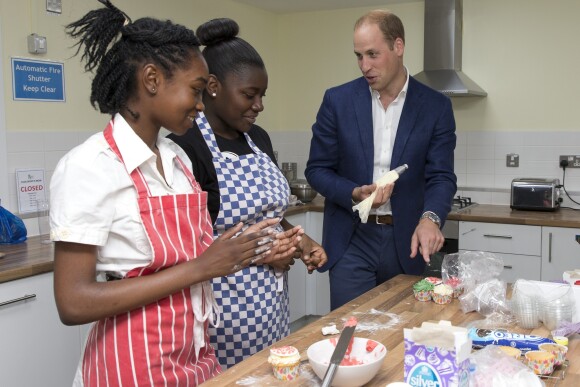 Le prince William, duc de Cambridge, participe à un atelier décoration de cupcakes lors de sa visite à la Caius House, un centre pour les jeunes à Londres dans le quartier de Battersea le 14 septembre 2016.