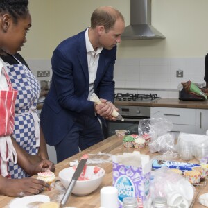 Le prince William, duc de Cambridge, participe à un atelier décoration de cupcakes lors de sa visite à la Caius House, un centre pour les jeunes à Londres dans le quartier de Battersea le 14 septembre 2016.