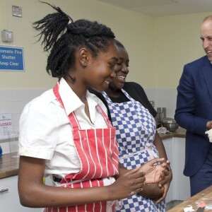 Le prince William, duc de Cambridge, participe à un atelier décoration de cupcakes lors de sa visite à la Caius House, un centre pour les jeunes à Londres dans le quartier de Battersea le 14 septembre 2016.