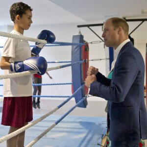Le prince William a décliné une invitation à boxer lors de sa visite à la Caius House, un centre pour les jeunes à Londres dans le quartier de Battersea le 14 septembre 2016. "J'ai oublié mes gants à la maison", a prétexté avec humour le duc de Cambridge.
