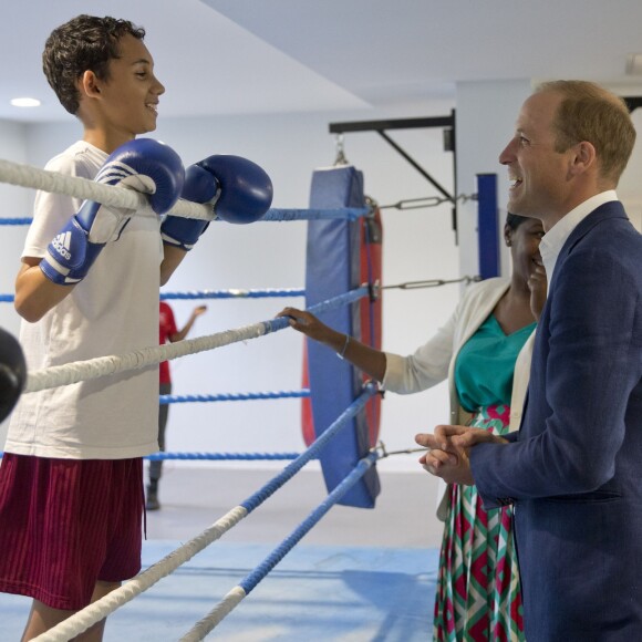 Le prince William a décliné une invitation à boxer lors de sa visite à la Caius House, un centre pour les jeunes à Londres dans le quartier de Battersea le 14 septembre 2016. "J'ai oublié mes gants à la maison", a prétexté avec humour le duc de Cambridge.