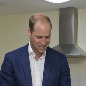 Le prince William, duc de Cambridge, participe à un atelier décoration de cupcakes lors de sa visite à la Caius House, un centre pour les jeunes à Londres dans le quartier de Battersea le 14 septembre 2016.