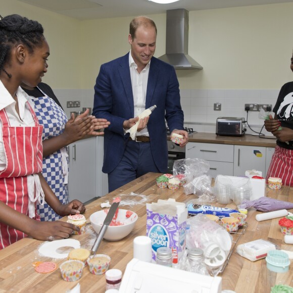 Le prince William, duc de Cambridge, participe à un atelier décoration de cupcakes lors de sa visite à la Caius House, un centre pour les jeunes à Londres dans le quartier de Battersea le 14 septembre 2016.