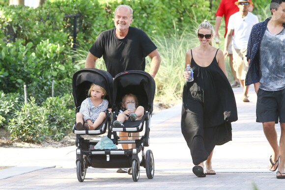 Kelsey Grammer se promène avec sa femme Kayte Walsh et leurs enfants Faith et Kelsey à Miami le 14 Avril 2016