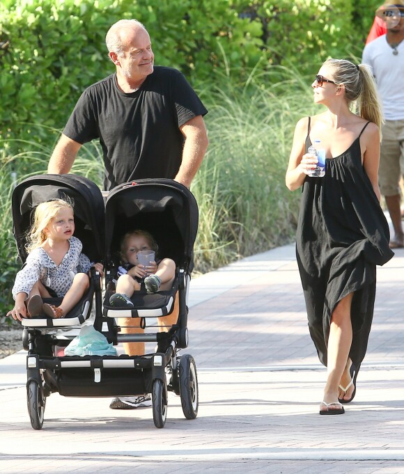 Kelsey Grammer se promène avec sa femme Kayte Walsh et leurs enfants Faith et Kelsey à Miami le 14 Avril 2016