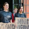 L'actrice Shailene Woolley manifeste à New York avec les opposants à la construction d'un pipeline dans le Dakota du Nord le 13 septembre 2016.