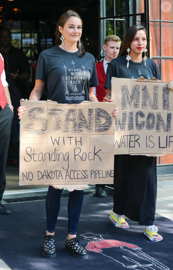 L'actrice Shailene Woolley manifeste à New York avec les opposants à la construction d'un pipeline dans le Dakota du Nord le 13 septembre 2016.