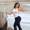 Le mannequin Kristen Live en pleine séance photo pour 138 water sur la plage de Malibu, le 14 septembre 2016.