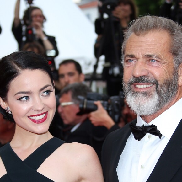 Mel Gibson et sa compagne Rosalind Ross - Montée des marches de la cérémonie de clôture du 69e Festival International du Film de Cannes. Le 22 mai 2016. © Olivier Borde-Cyril Moreau/Bestimage