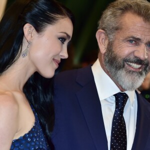Mel Gibson et sa compagne Rosalind Ross - Montée des marches du film "Blood Father" lors du 69e Festival International du Film de Cannes. Le 21 mai 2016. © Giancarlo Gorassini/Bestimag