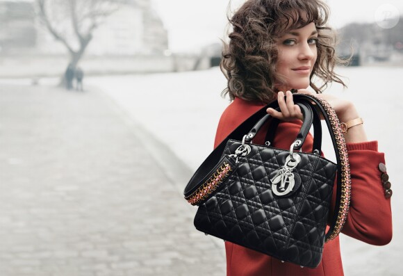 Actrice oscarisée et égérie de la campagne Lady Dior de Christian Dior présentée au printemps 2016. Marion Cotillard est une habituée des grands rôles comme de la maison de couture parisienne.
