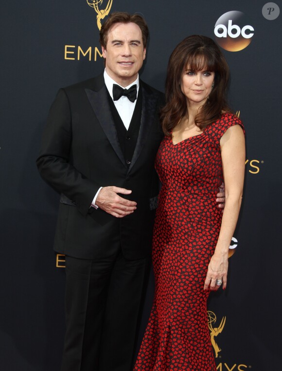 John Travolta et sa femme Kelly Preston - 68ème cérémonie des Emmy Awards au Microsoft Theater à Los Angeles, le 18 septembre 2016.